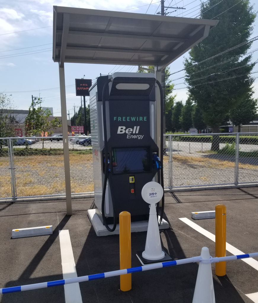 蓄電池を内蔵した急速充電器（筆者撮影）